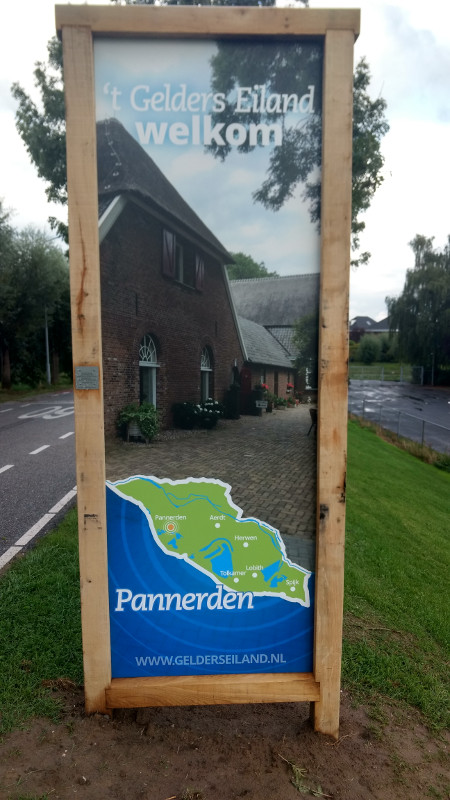 Voorkant van het welkombord in Pannerden
