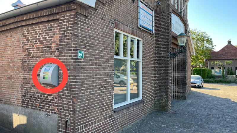 dorpsplein aed aan de linkergevel schutterstent