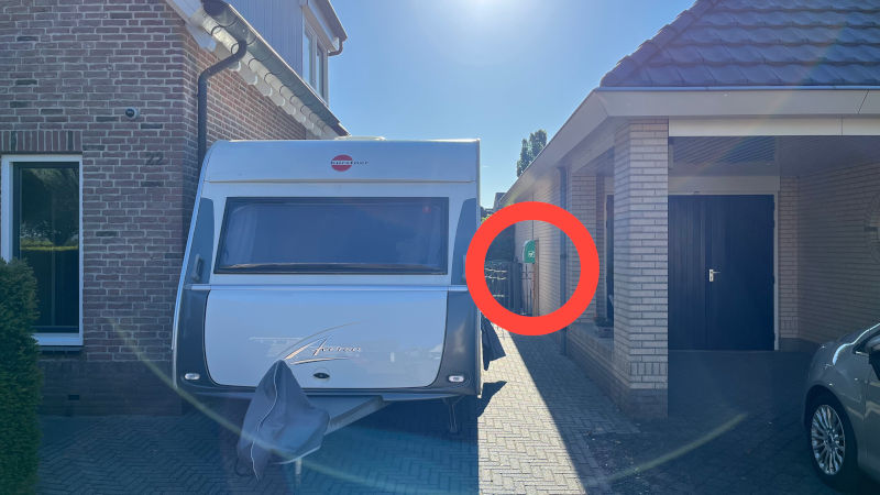 hoge oever aed rechts naast de oprit