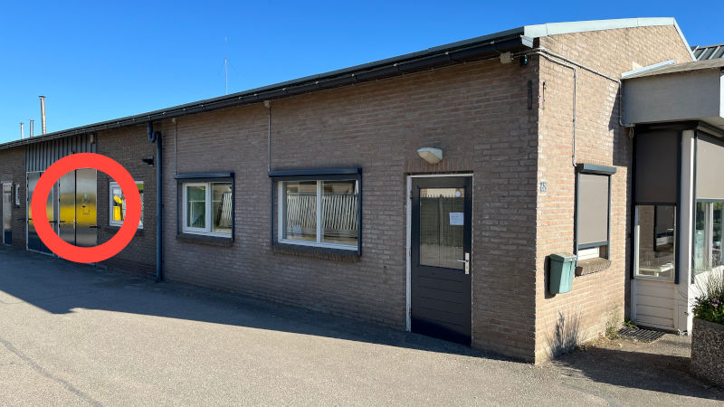 bedrijf Reijmer Groenestraat aed in deur van magazijn