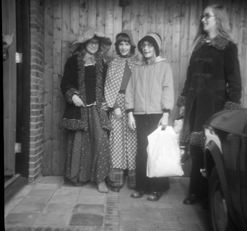 4 jonge dames op een foto uit 1974 in Pannerden